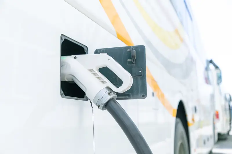 油电混动和纯电动虽然都算“新能源”，但对生活影响差异大。