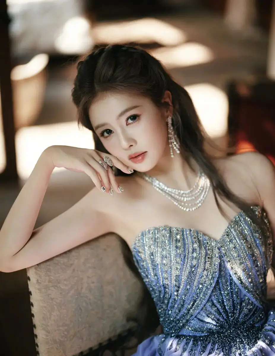 白鹿看向镜头超魅惑！抹胸礼服公主范十足