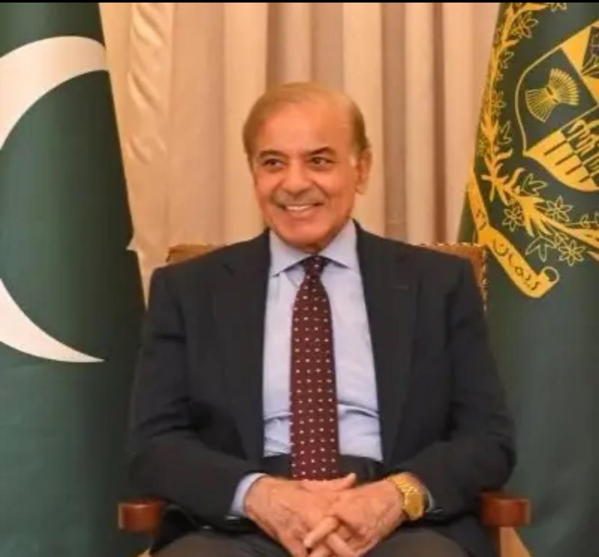 巴基斯坦总理夏巴兹·谢里夫今天发文说：“以我个人，并代表陆军元帅赛义德·阿西姆·