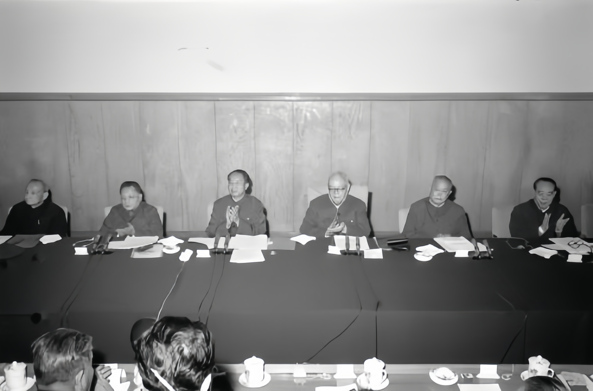 1977年十一大胜利召开，这是粉碎四人帮之后召开的党代会，意义十分重大。经过选举