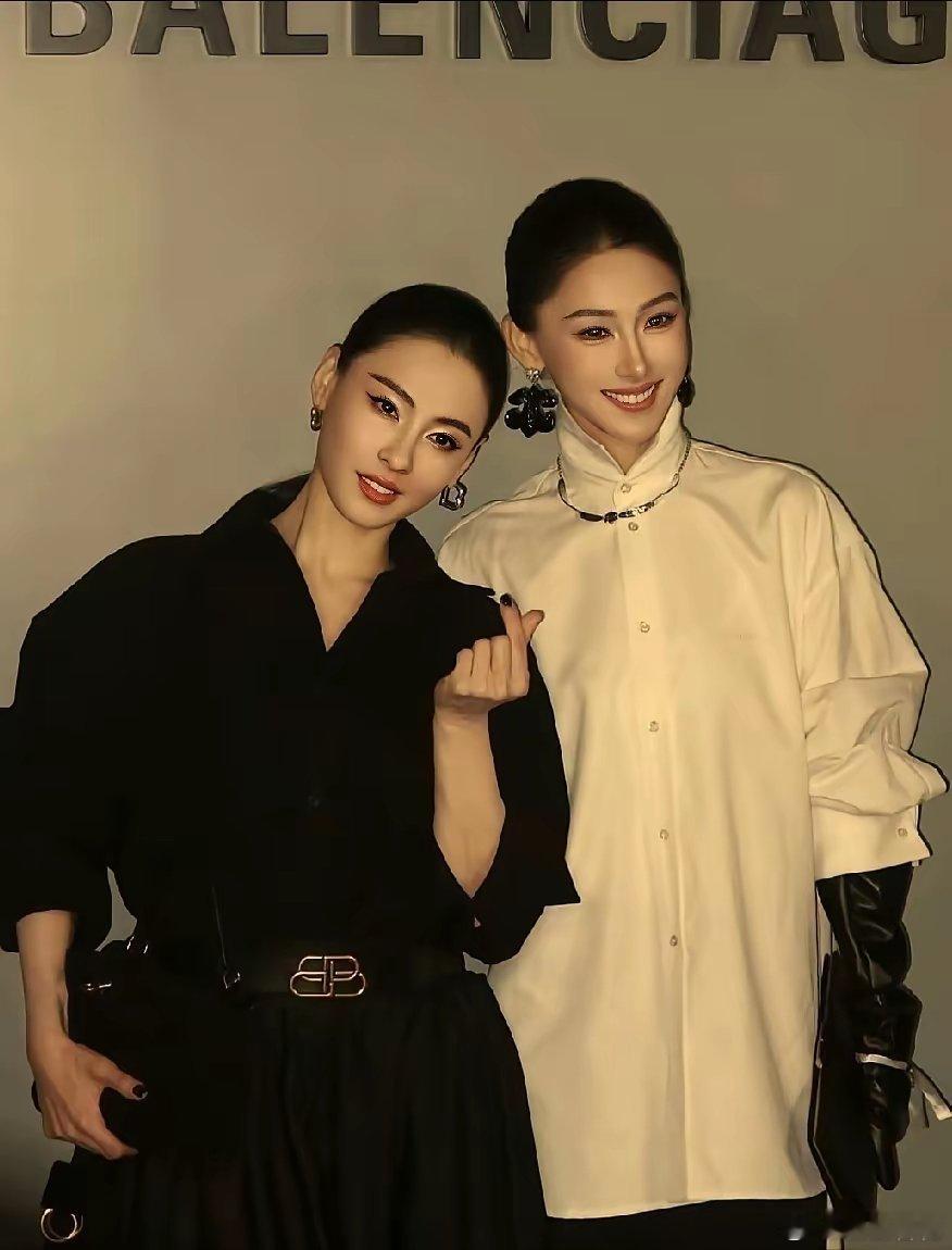 不敢相信，世界上居然有这么相像的两个人！没想到，港圈顶级骨相美人张柏芝，终于遇到