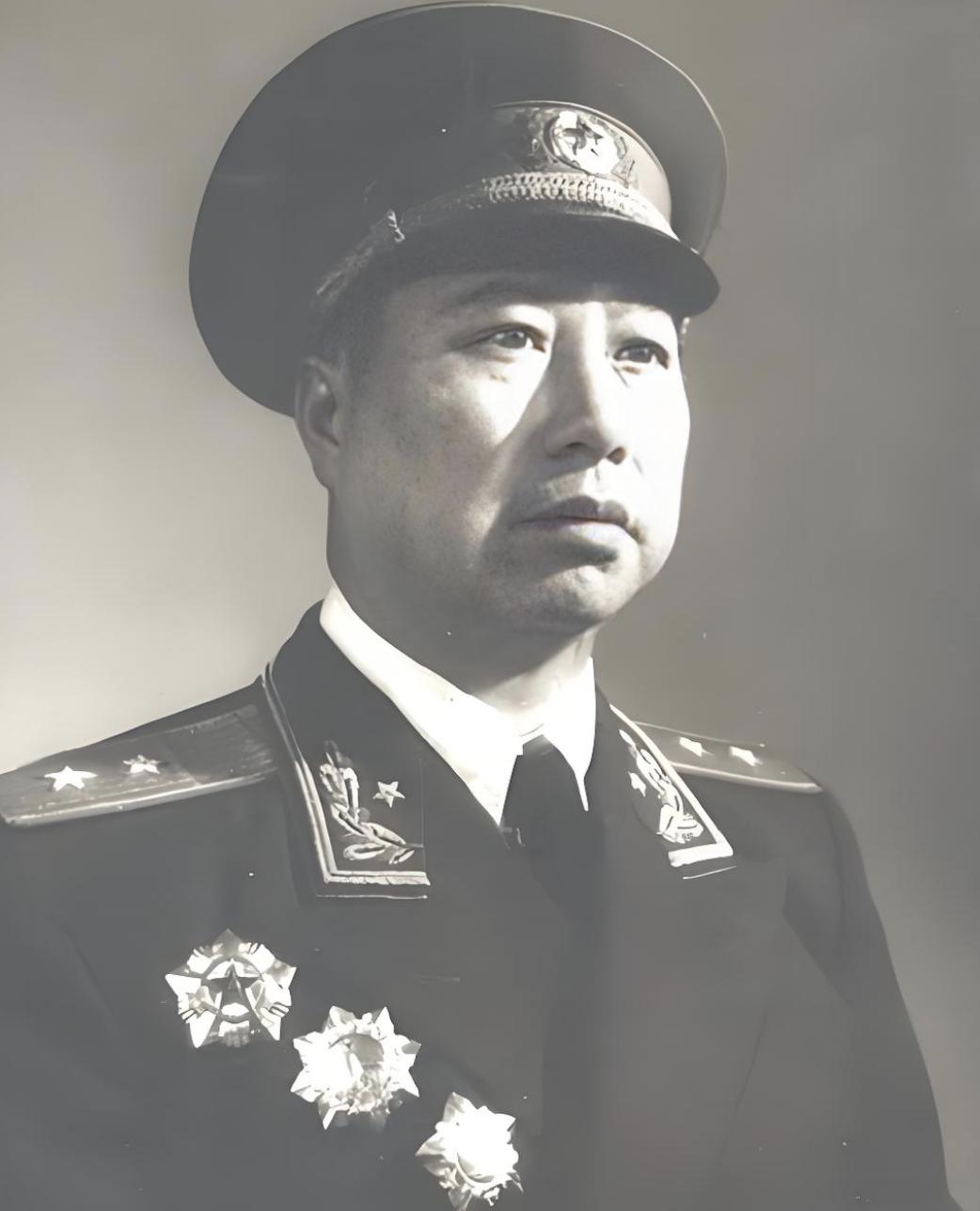 1958年，时任福州军区空军副司令员的刘鹏少将来到某雷达站值班室视察，战士们立即