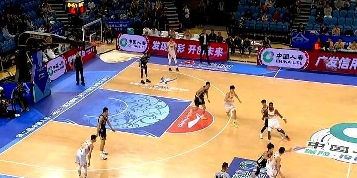 刚看到陈家政捂着脸下场的时候。心里咯噔一下。这孩子才多大啊？但宏远的替补席