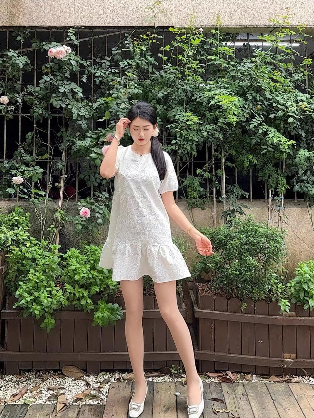 邻家女孩一袭白色连衣裙配上肉丝袜美女穿搭丝袜裸肤色丝袜肉大腿丝袜穿搭