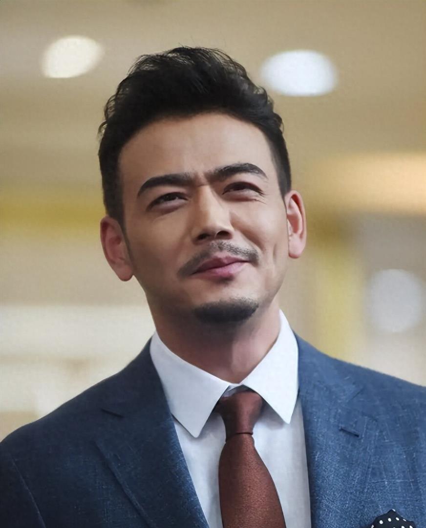 咱就说杨烁这事儿，最狠的报应根本不是被封杀。他现在还在央视播剧呢，《以法之名