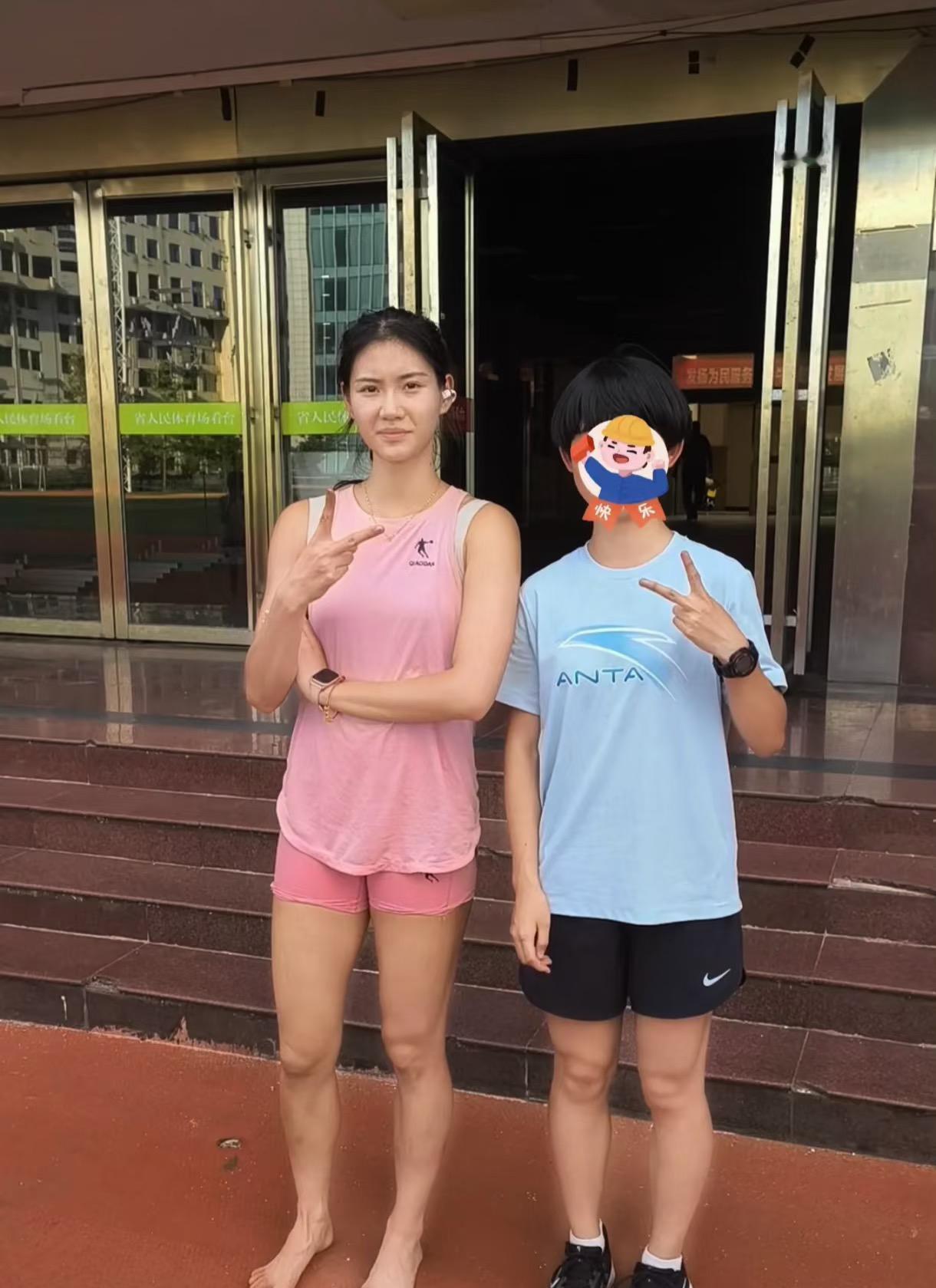 看到了这张跨栏女选手夏思凝的素颜生图，直接光着脚丫子和别人合影拍照，明眼人能看出