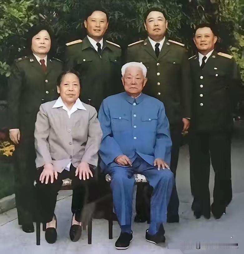 这是开国中将黄新廷晚年的全家福，照片里，他和夫人端坐在前排，身后的子女们身着军装