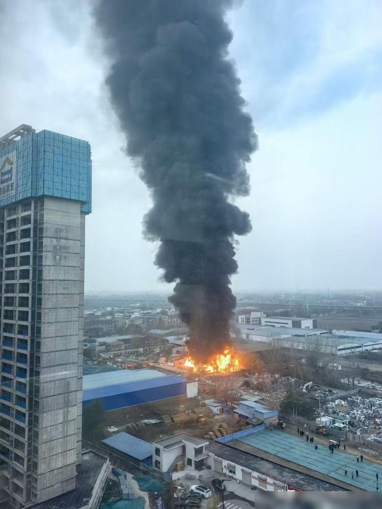 唉，停了半年的夜市，功亏一篑，这一下又爆表啦前阵子开封各大夜市说停就停，废品