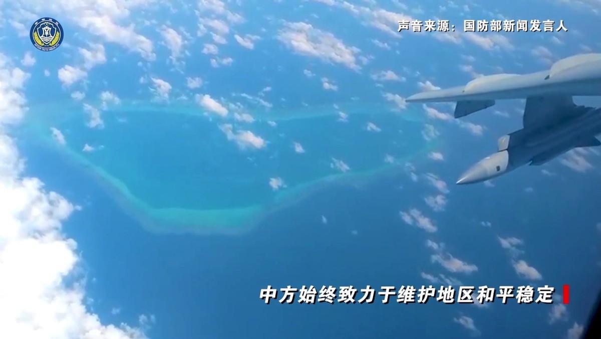 轰6K抵达黄岩岛上空，机翼下巨大的鹰击12闪烁寒光，附近的美航母甲板上，美菲日澳