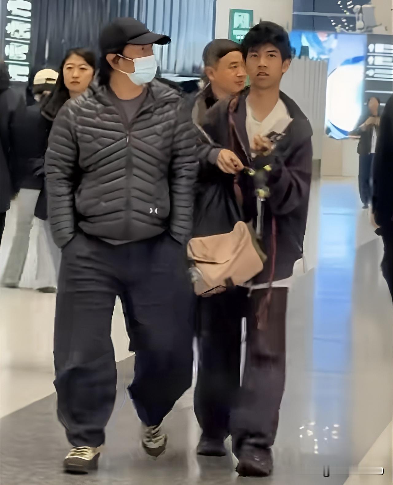 郑钧送儿子出国，在机场偶遇被拍，就被网友吐槽一个遍。先说16岁的儿子，除了个头高