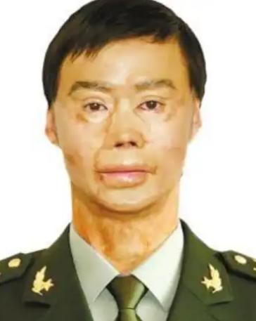 1995年，一名解放军战士在乘车回部队的途中，劝司机不要停下加油，可司机就是你不