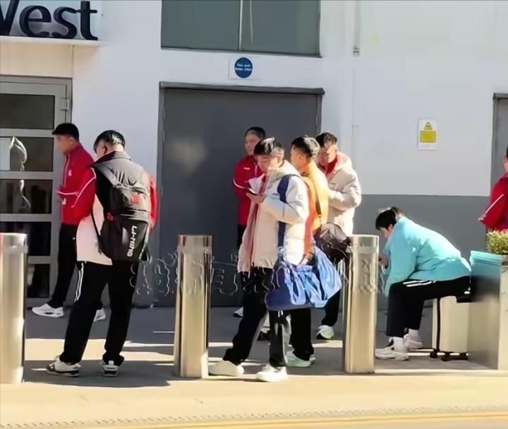 尴尬了，国乒原本想赶早上训，结果训练馆没开门，一家人只能无奈在门口等着，相