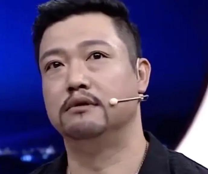 印象里贾冰是舞台上圆滚滚、超有喜感的喜剧人，谁能想到44岁的他成功瘦身！6月13