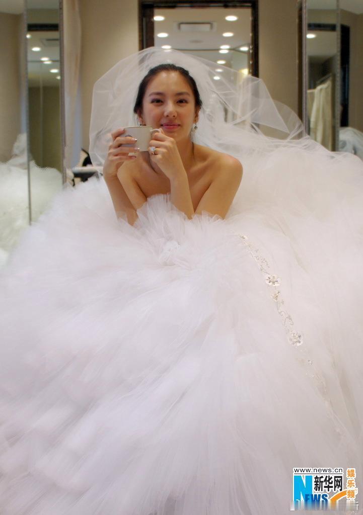 都是穿婚纱，图一陈妍希穿出了公主高贵样，图二张雨绮乍看之下好似泡在浴缸里，婚纱都