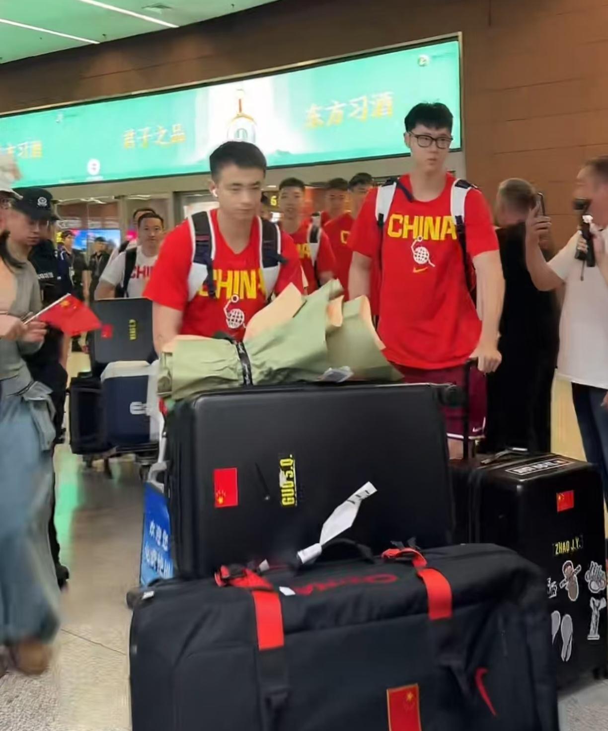 就在刚刚，郭士强指导携手王治郅带领中国男篮顺利抵达沈阳，距离7月3日和日本男篮的