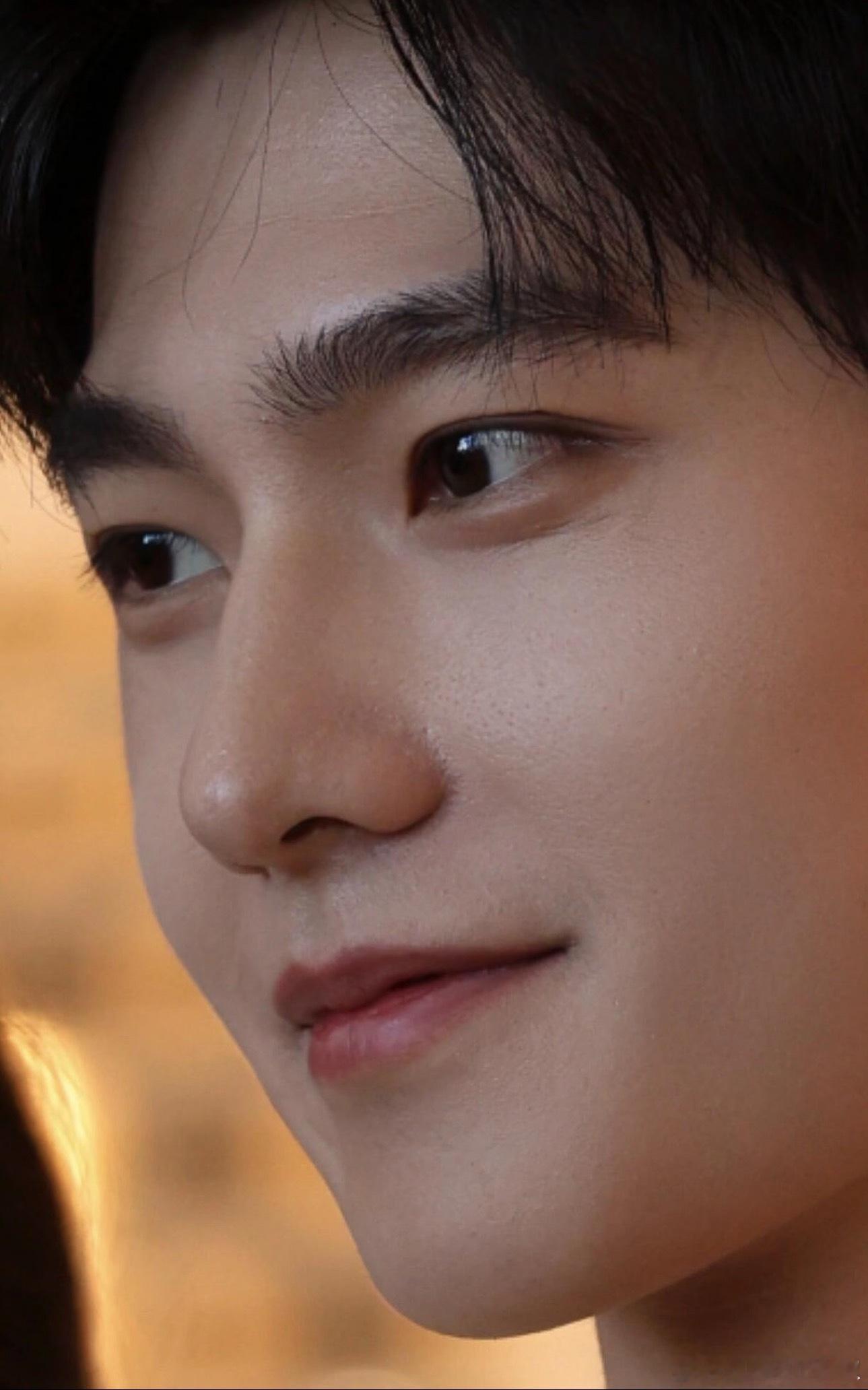 路人不带粉丝滤镜，这组趴男明星脸上拍的生图，颜值哪个最好看？