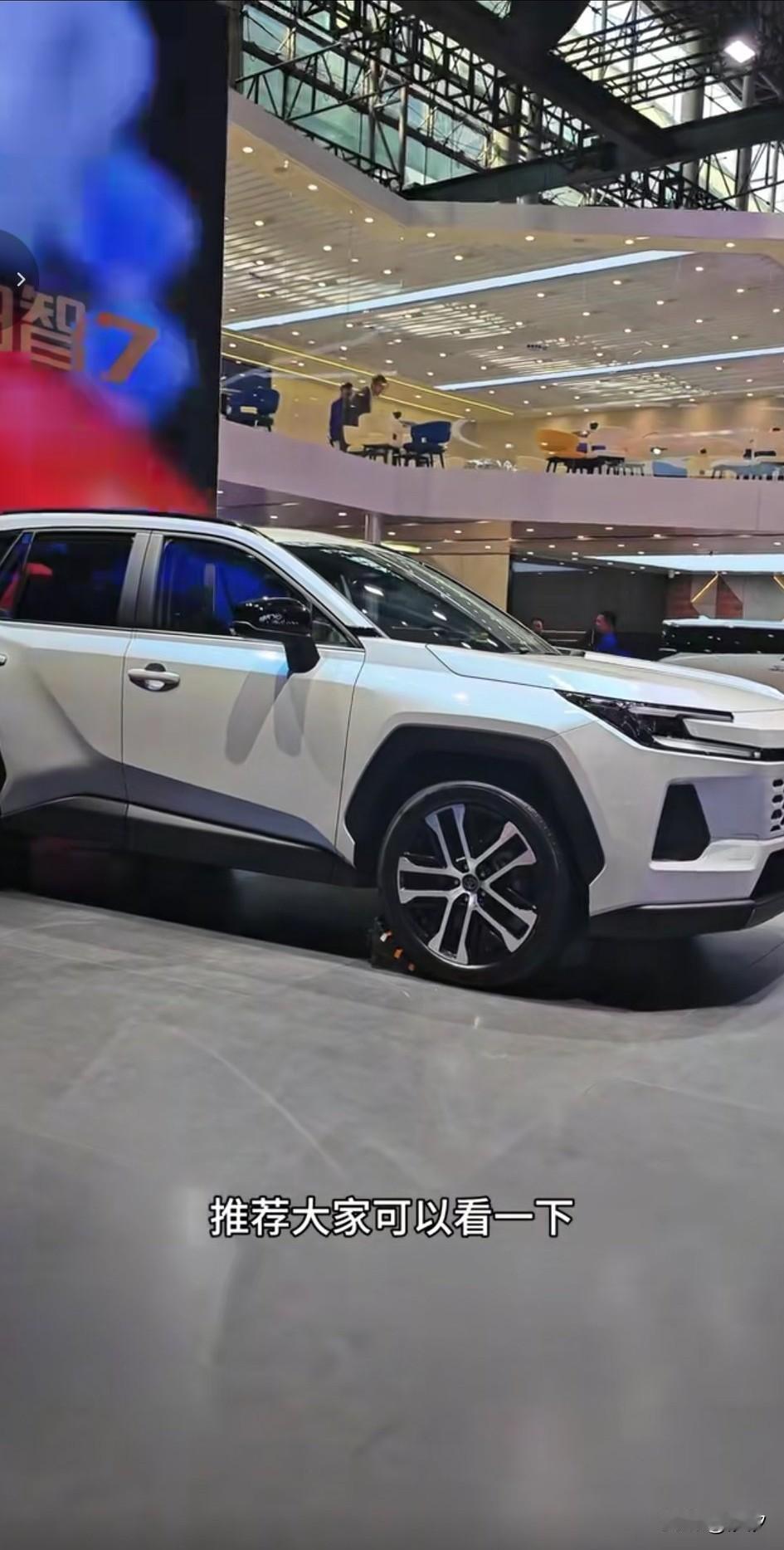 2026款的威兰达真的很帅，首先它硬朗的外观很有越野风，这回采用的是前脸类似