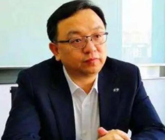比亚迪总裁王传福说，他高中时回家要生活费时，他嫂子张秀菊，翻箱倒柜，兜里就几毛钱