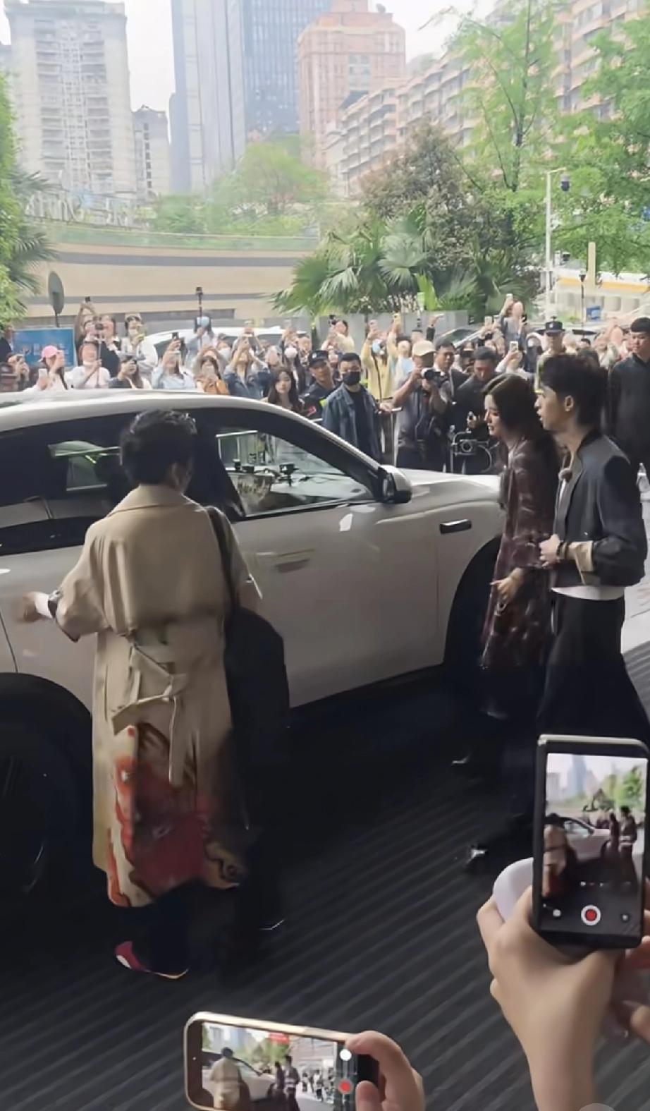 4月6日周涛录制《桃花坞》真是有心了，衣服设计与众不同，背后有一大片蝴蝶结图案，