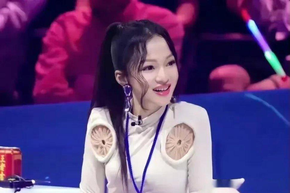 谁能告诉我张韶涵这衣服上安了个什么玩意啊