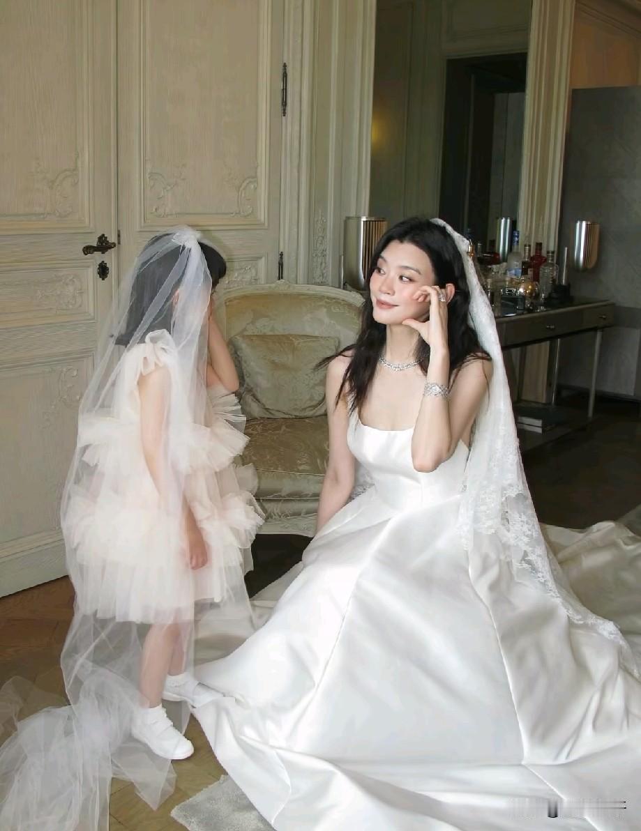 奚梦瑶补办婚礼引热议！带着女儿同拍婚纱，一双儿女当小花童才是顶配浪漫近日，