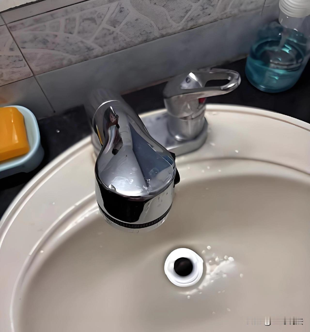 辽宁大连，一女子买了套702室的旧楼，一天停水，她才知道是原房主从楼下602室引