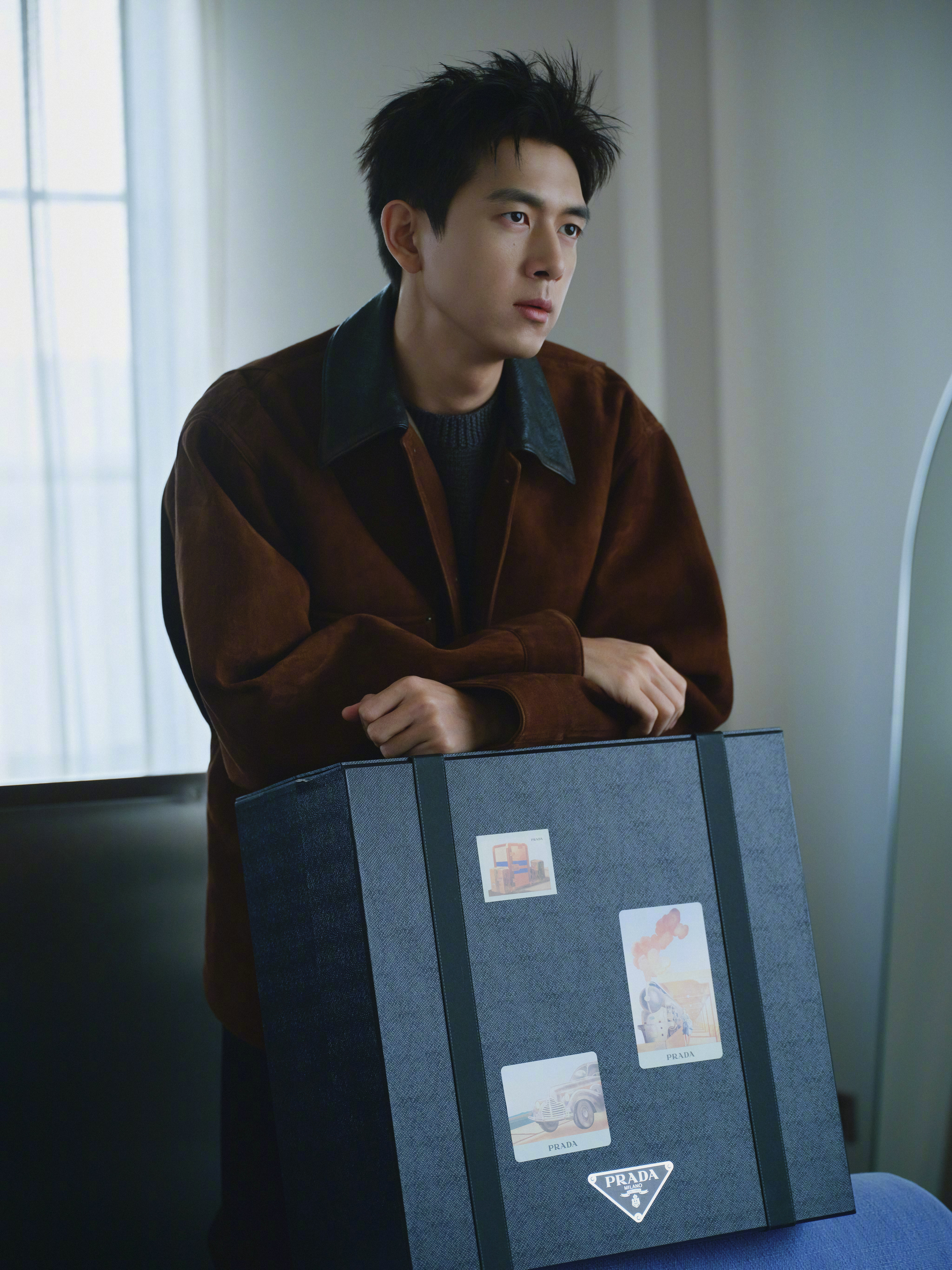 李现×PRADA品牌代言人出镜全新PRADA2025假日系列大片，棕色夹克