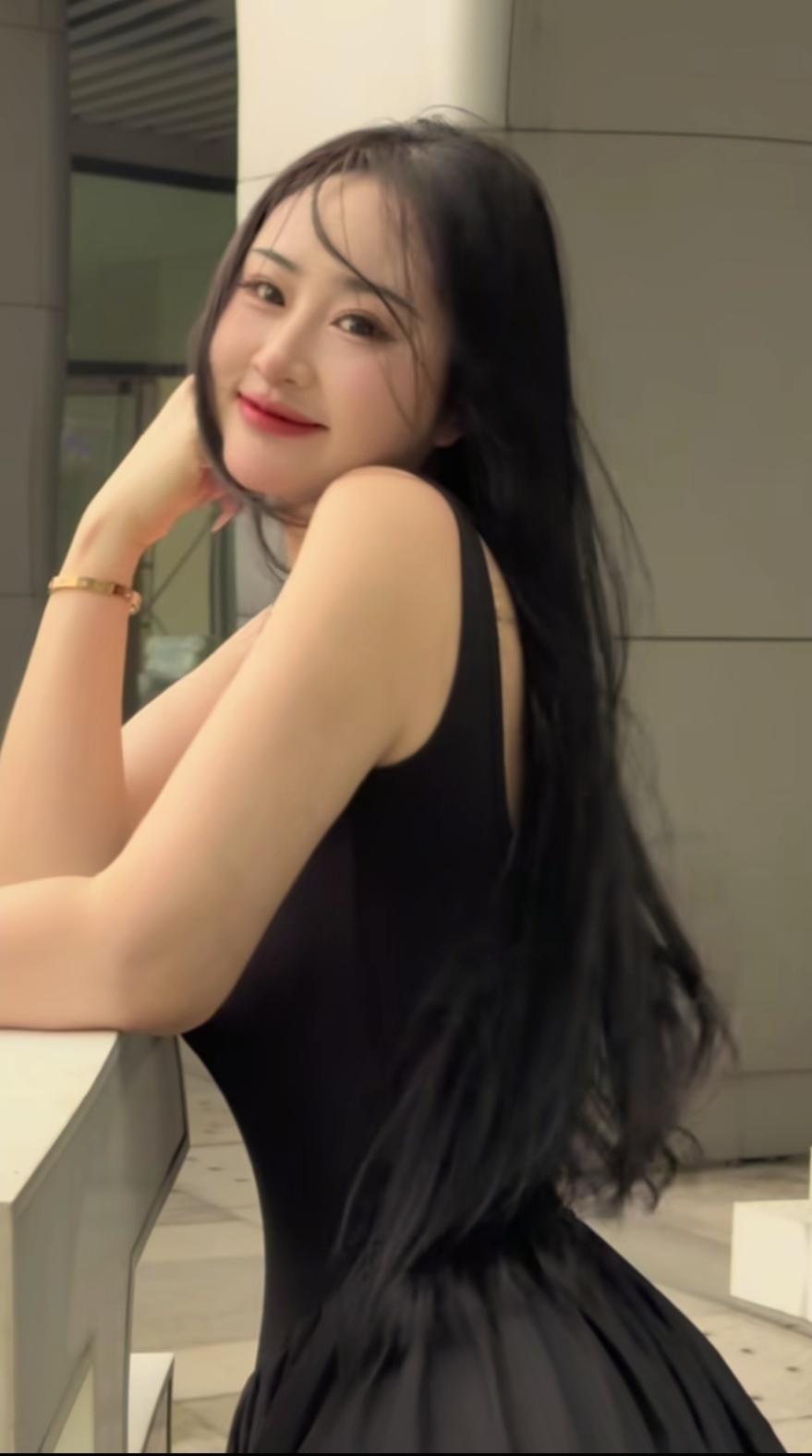 珠圆玉润的甜系少女，微笑起来特别迷人。有点肉肉的女生喜欢吗?甜美