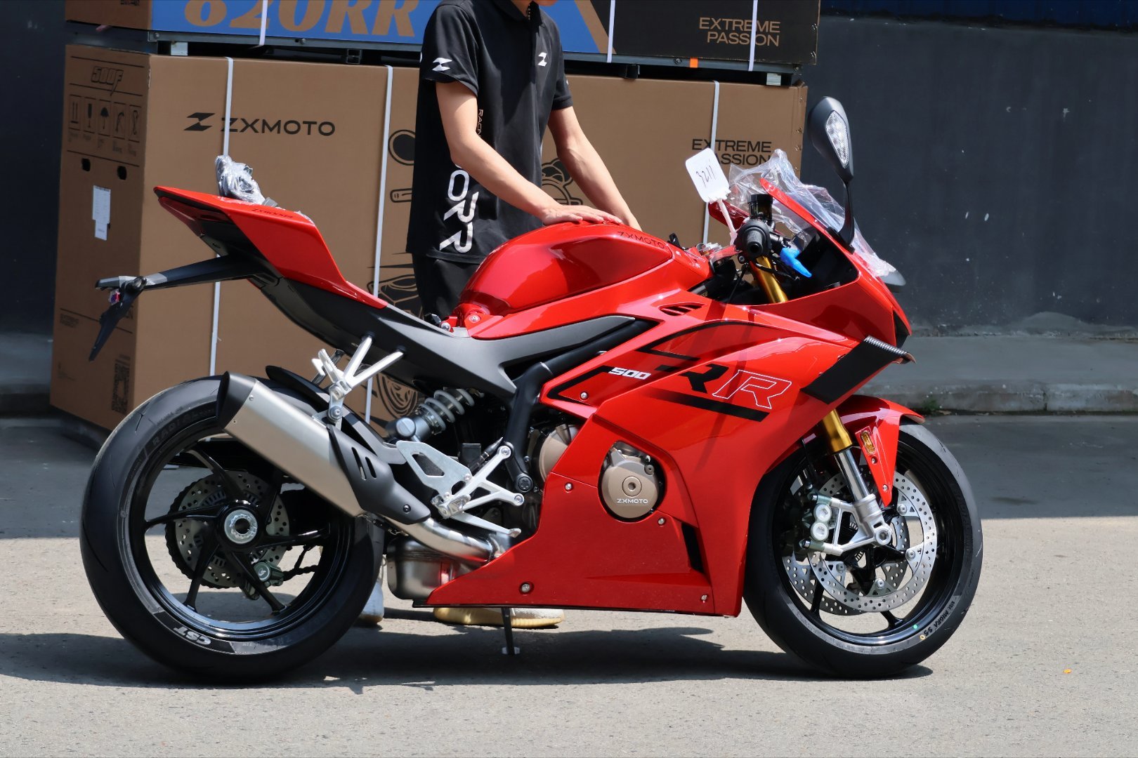 有人负责赛道飞驰，有人负责科技护航——张雪用实力让世界看见中国机车，荣耀V6的黑