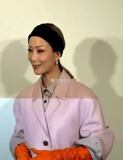 我终于想通了，郑秀文为什么死都不离开许志安。​​他58岁生日，郑秀文整个人缩在