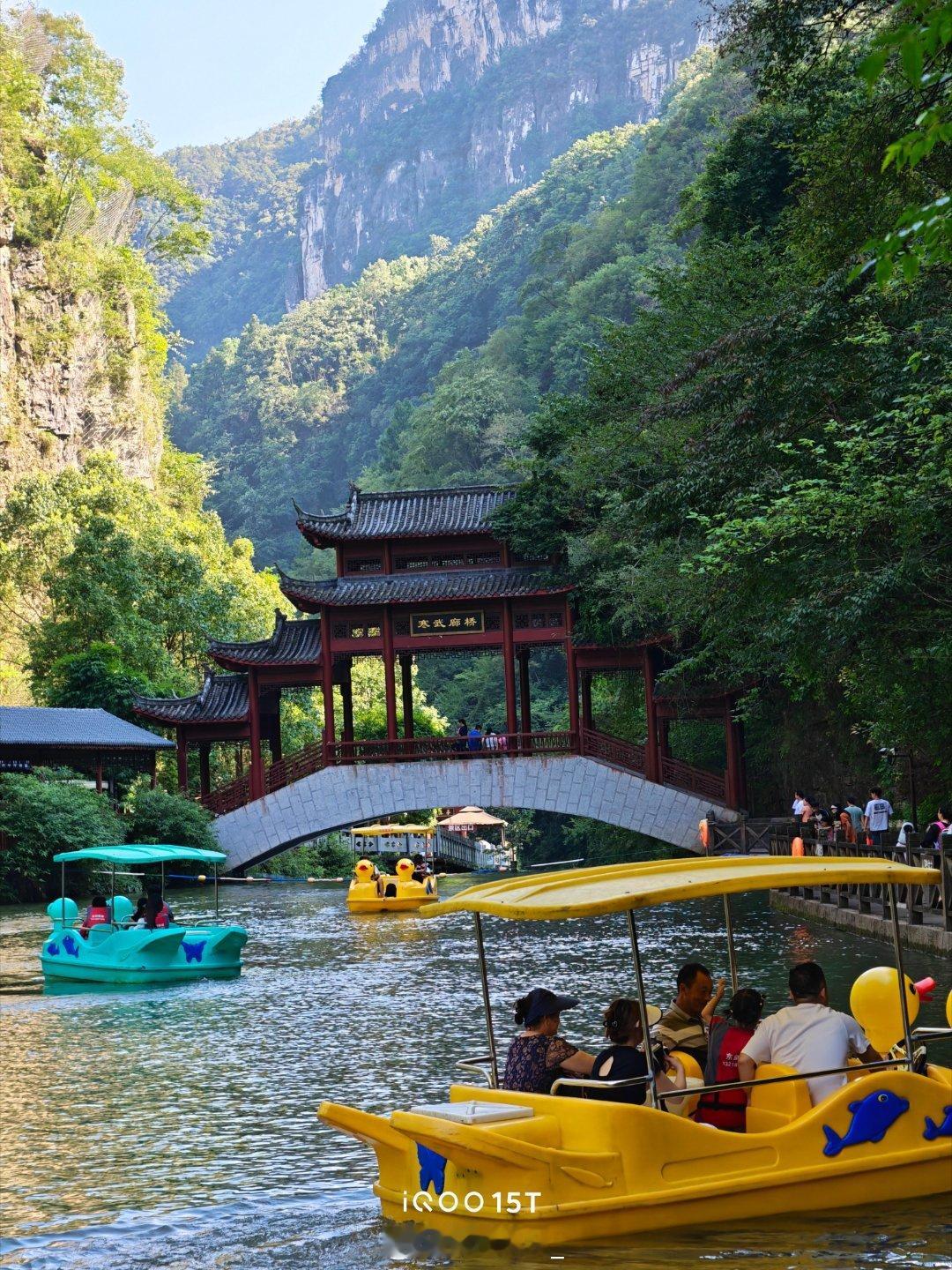 出门逛峡谷，全程拿iQOO15T随手拍，不得不说风光直出效果很惊喜！青山峡谷、