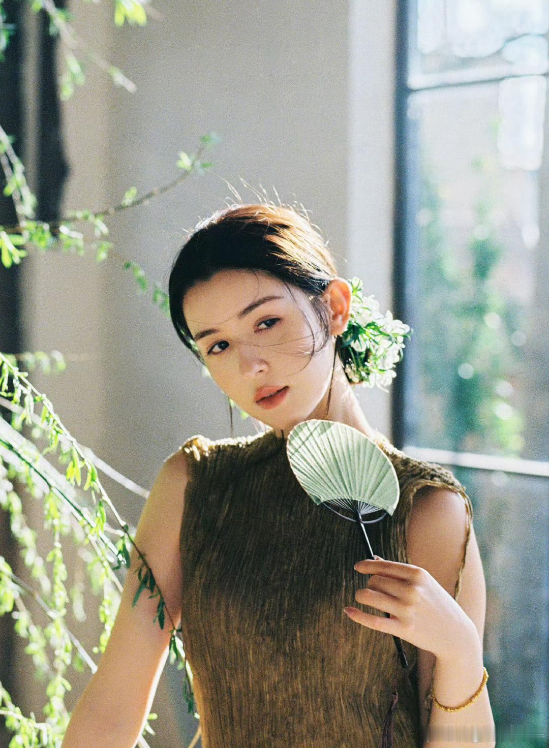哈妮克孜新中式写真谁懂啊！哈妮克孜的新中式写真美得犯规！古典簪花与现代旗袍碰撞
