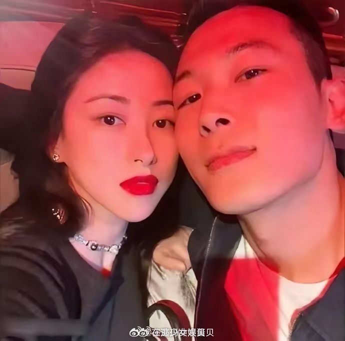 朱珠真牛，不愧是女中豪杰，她老公晒她化妆桌，照片是亮点