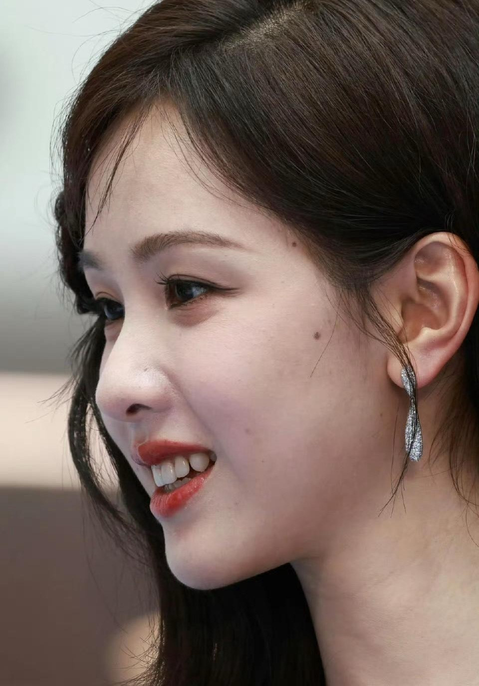 原来陈都灵的脸上这么多痣啊还以为她没有痣