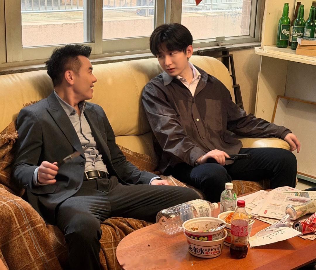 港星梁汉文po出今天和成毅一起拍摄《狩谎》开工照。是帅帅的有开枪镜头的林sir，