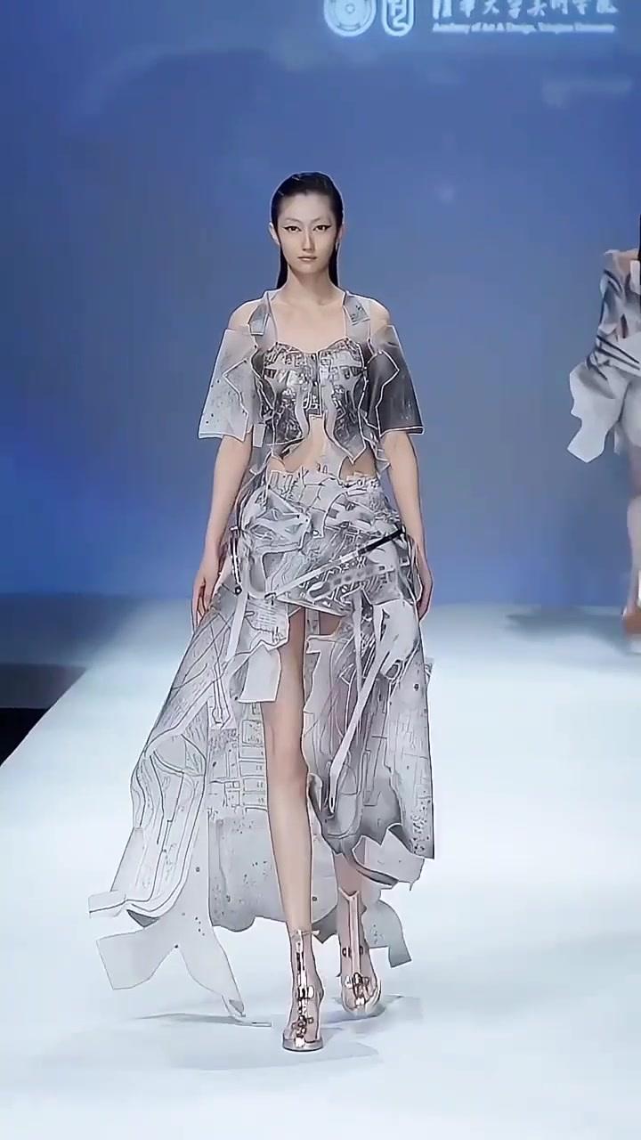 最近几年发生的几件事我们串起来看看。第一，2021年，清华美院服装系毕业生的时