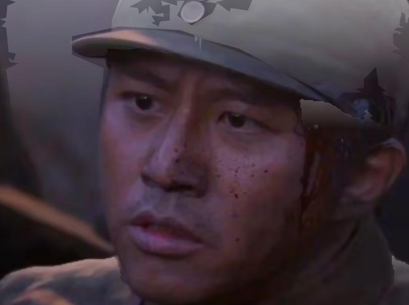 1933年3月，长城脚下，一个士兵扛着一口从日军阵地抢回来的铁箱，左手托底、右手