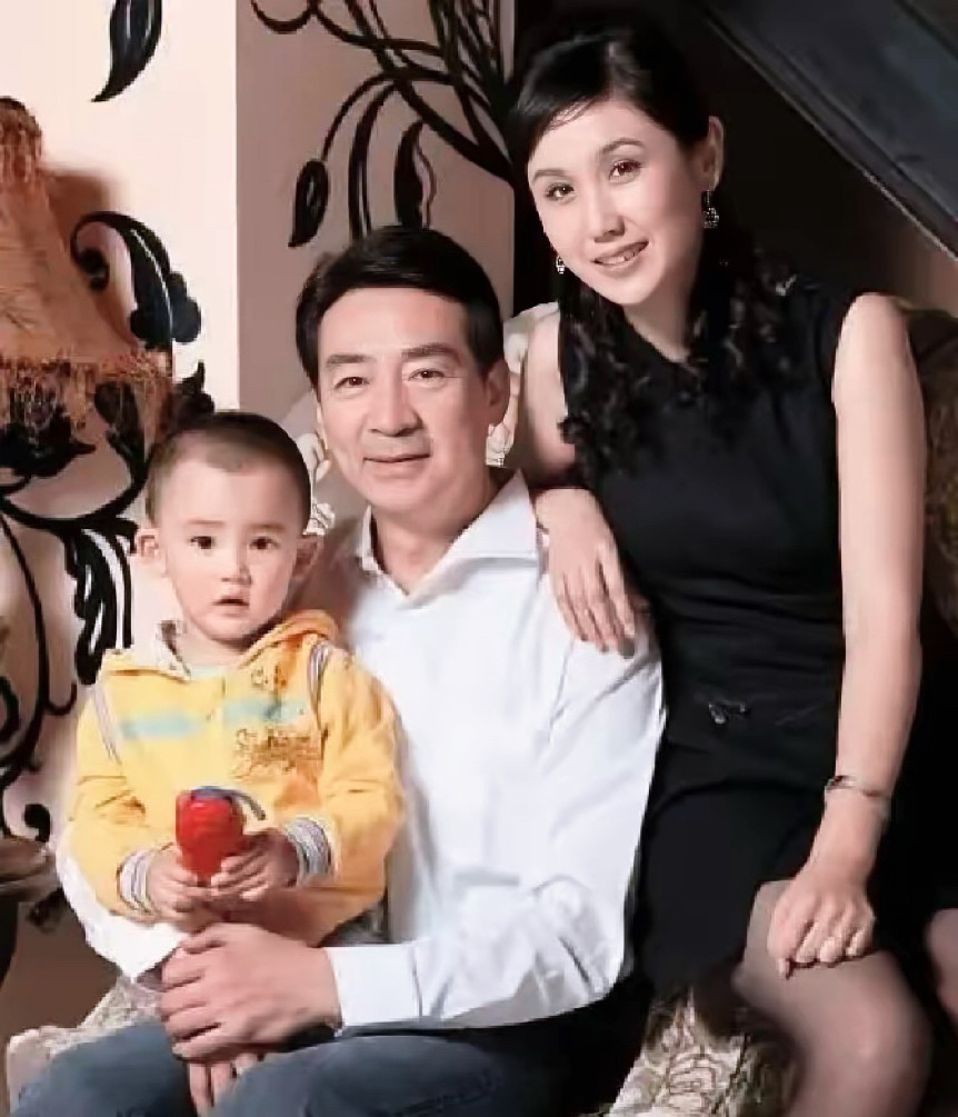 21岁年龄差不被看好，他用三年真心，把一场心动熬成余生安稳49岁的寇振海向演员李婷表白，没想到，李婷