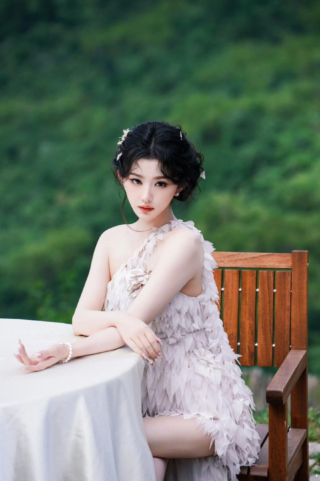 孔雪儿森系仙女孔雪儿轻纱羽衣造型孔雪儿一袭轻纱羽衣好似林间出逃的仙女