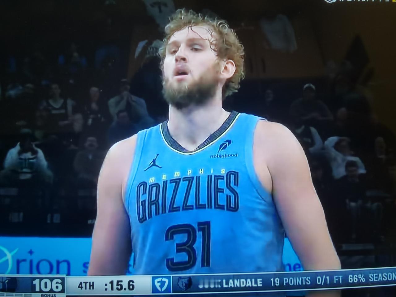 火箭丢的烟头救了灰熊灰熊106-105，主场战胜马刺。两位底