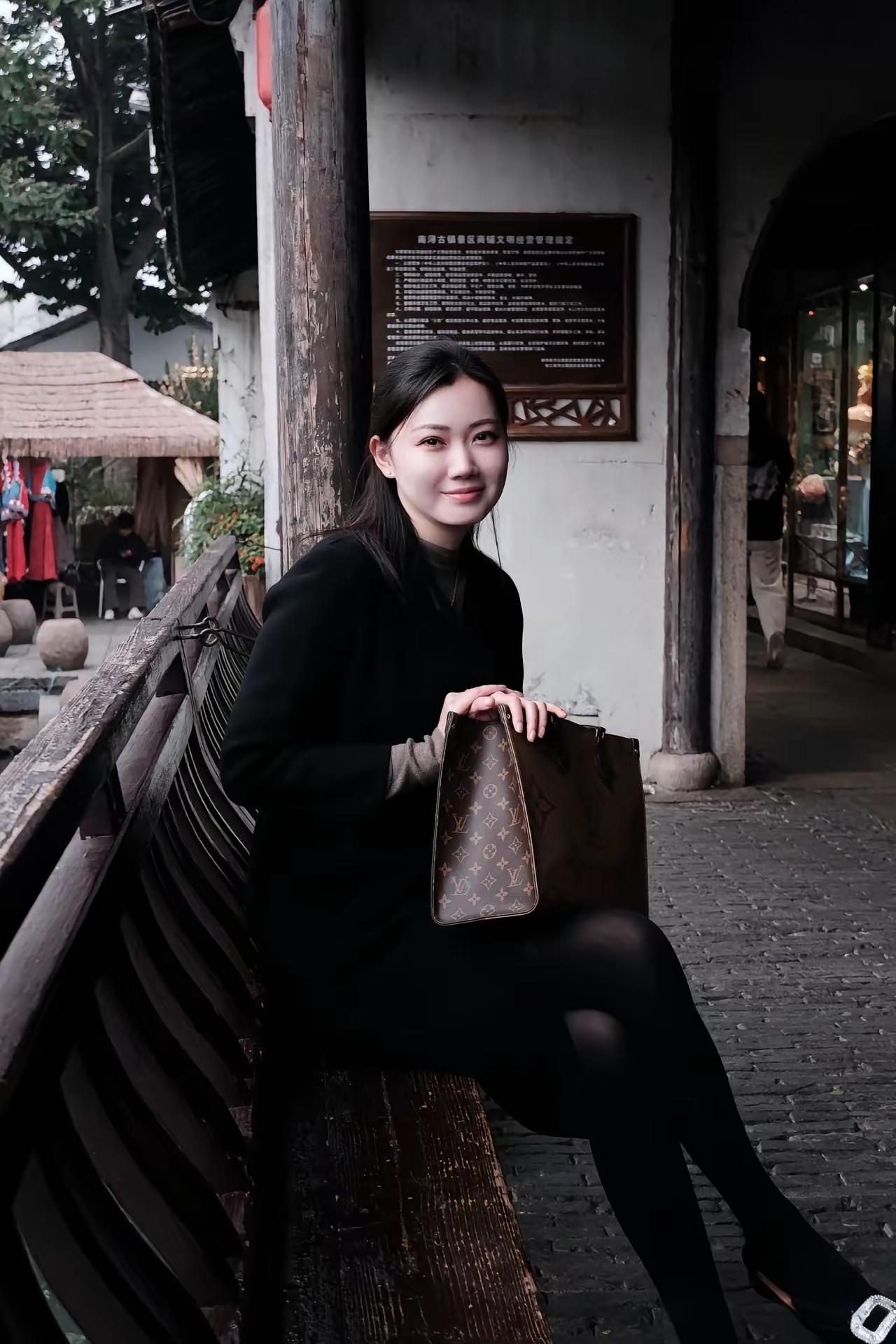 把周末调成喜欢的频道。风是免费的，阳光也是，快乐有时候就这么简单。