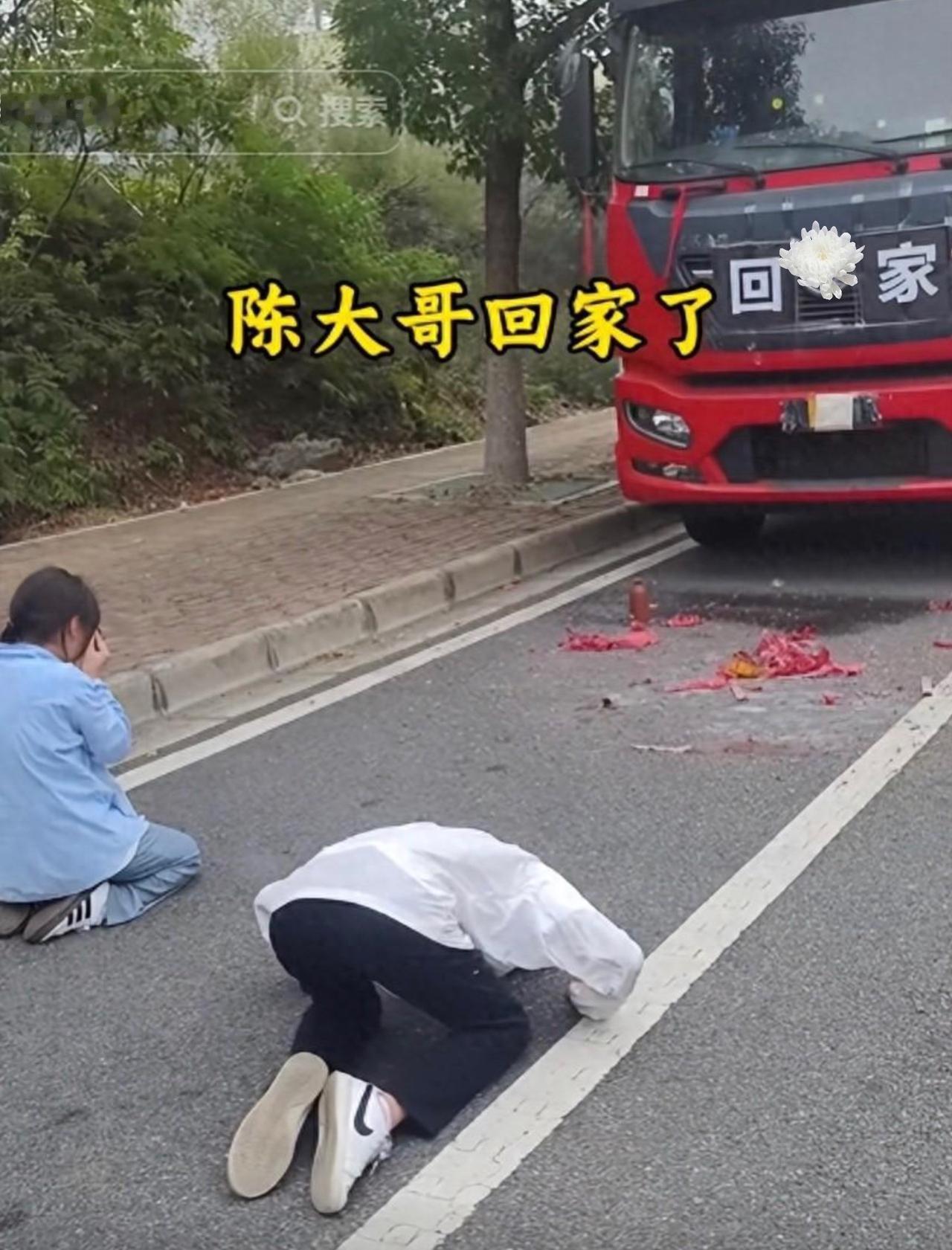 安徽陈哥40岁，一名普通货车司机。他独‮，钱点挣多了为自开车到长沙找活干，却一