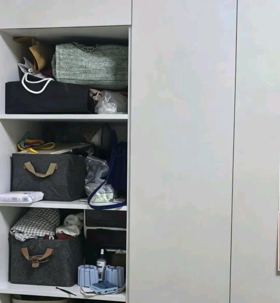 前阵子刷到个新闻，杭州一个大姐攒了25万现金塞在衣柜最里面的旧棉絮里，打算给儿子