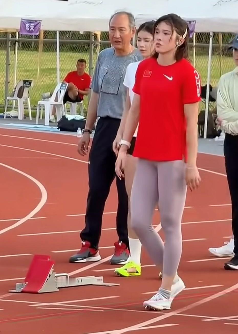 吴艳妮参加婚礼，却走起了休闲风。相对于跑道上浓妆艳抹的吴艳妮，生活中的她却