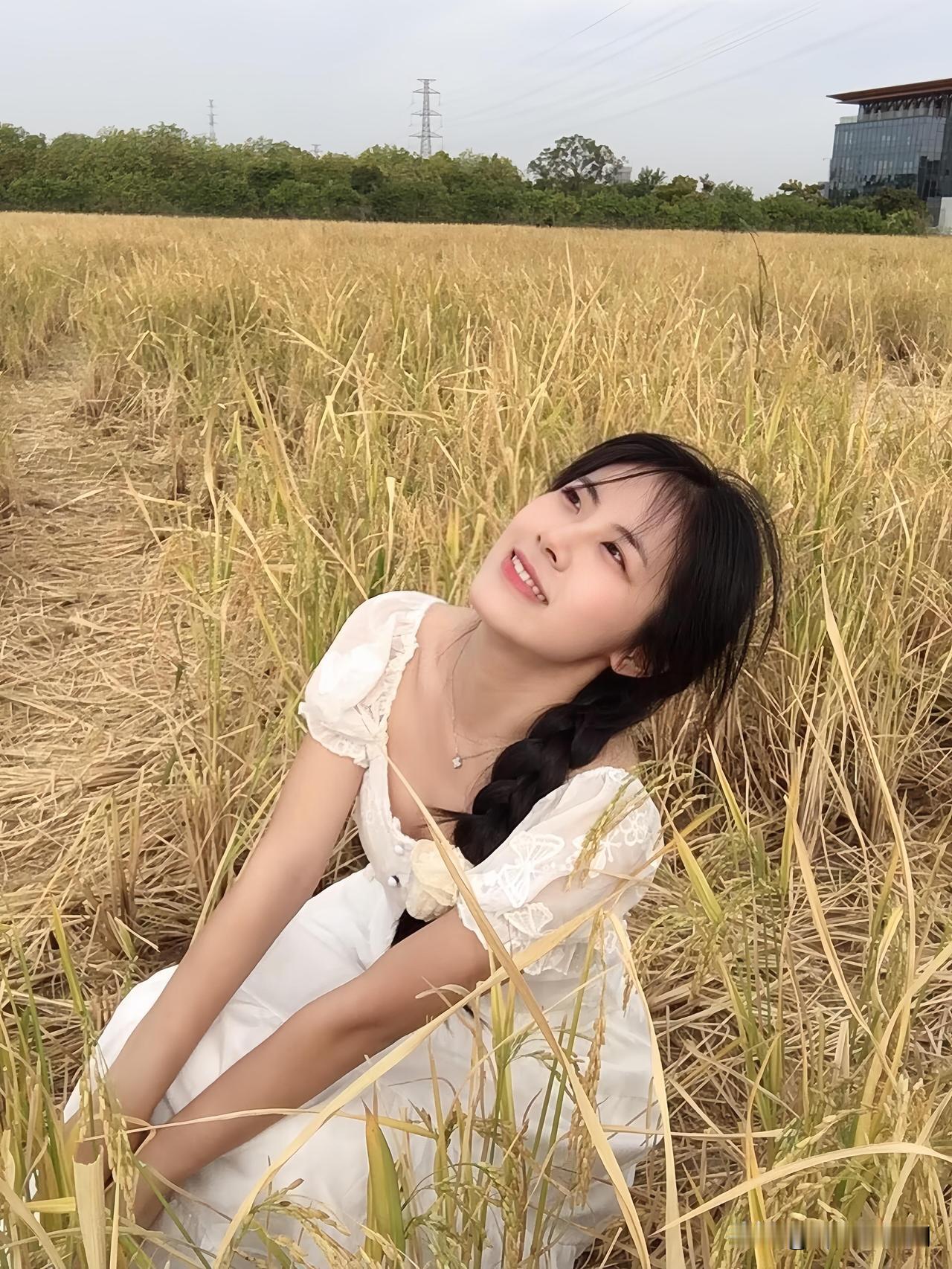 田园少女，笑靥如花，置身于金黄麦田中，尽享自然之美。微风轻拂，麦浪起伏，发出沙沙