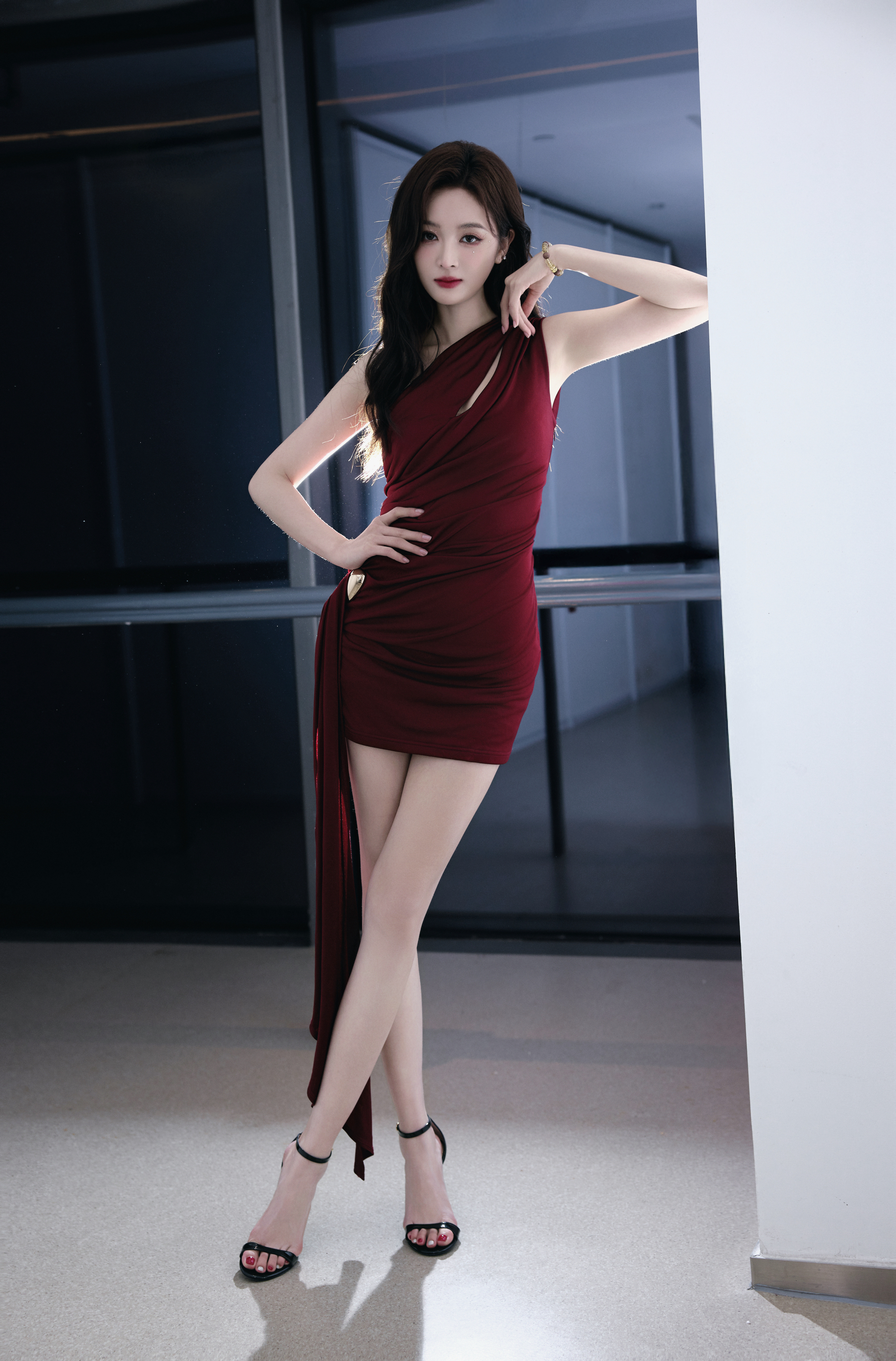 吴宣仪最新物料小选和红色是绝配