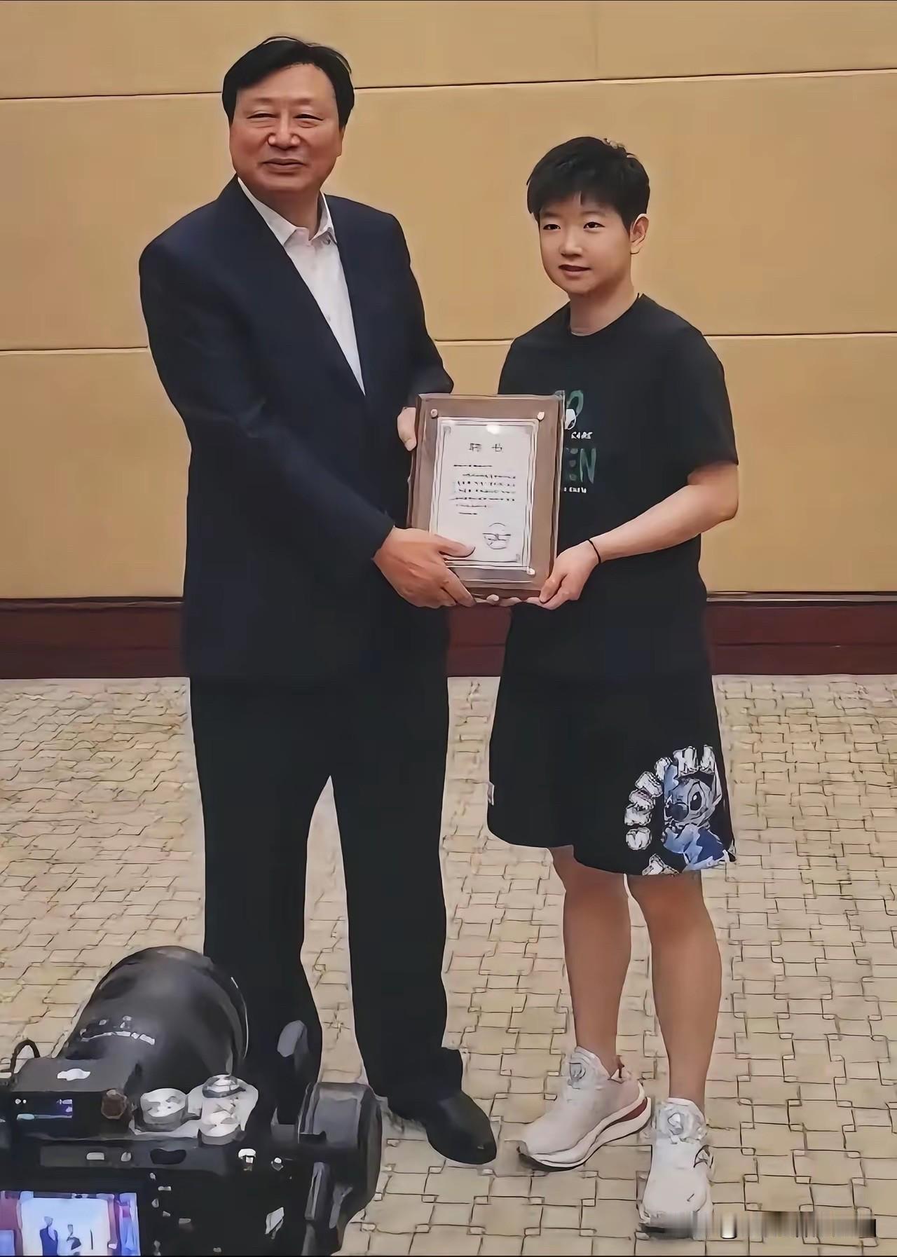 关于莎莎穿着，我提2点“有用建议”莎莎是不是没有形象顾问？她的穿着有2