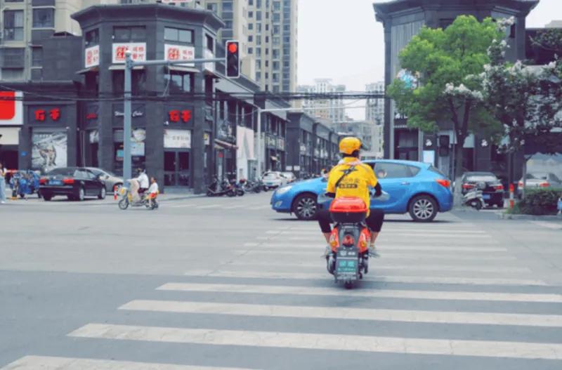 别用2000万骑手绑架新国标！限速25km/h不是刁难，真相扎心了全网吵翻