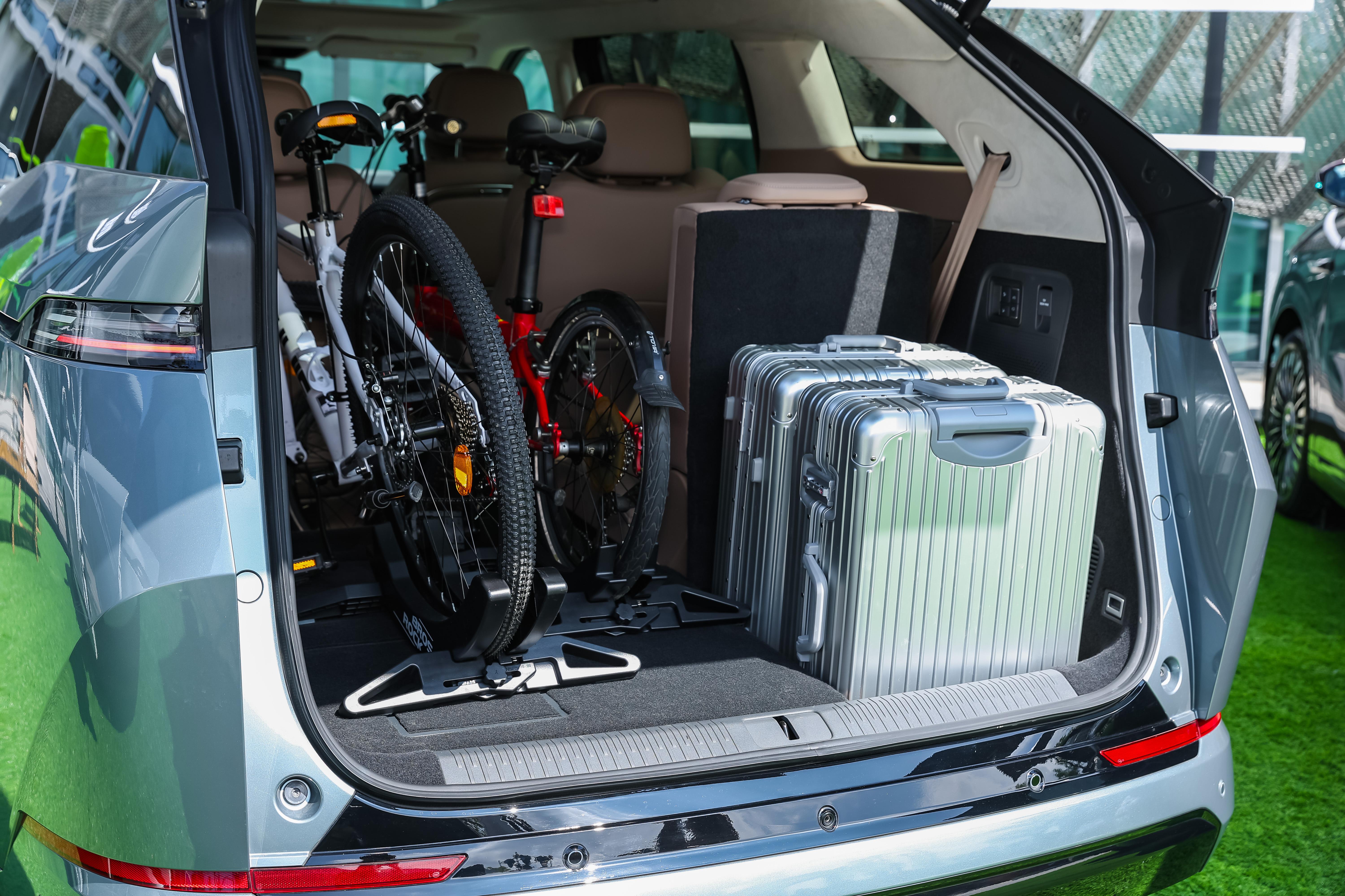 小鹏X9又在演示“空间魔术”，一家老小、两辆自行车、一后备箱的行李没想到都能塞进