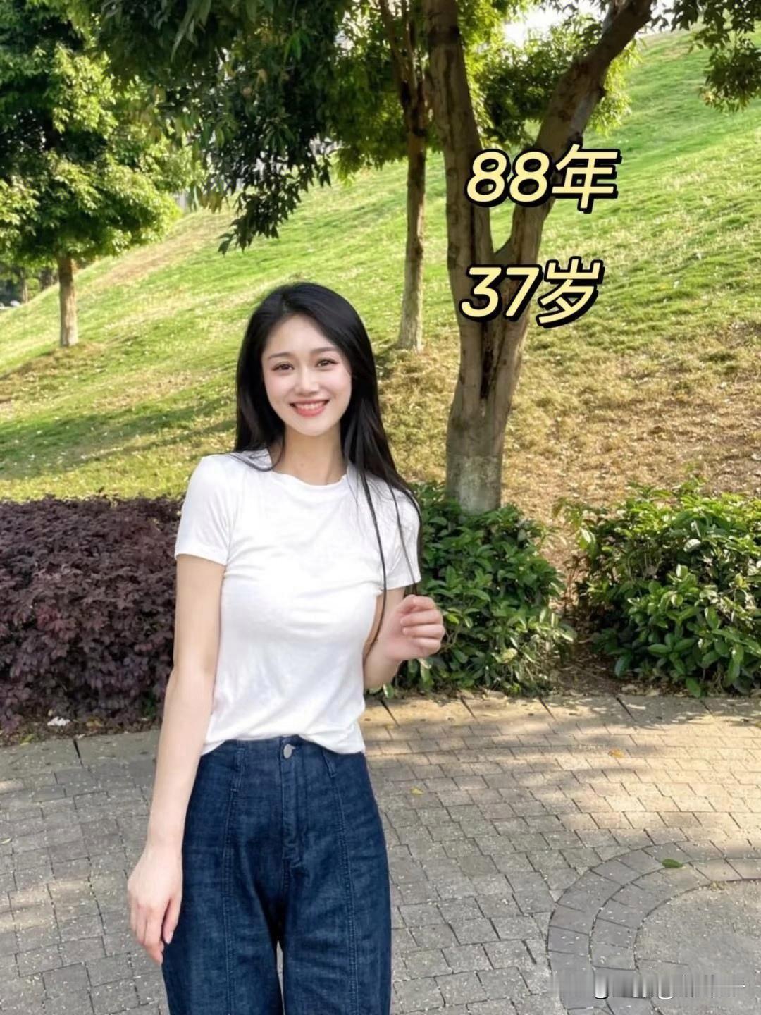 阳光明媚的午后，漫步在绿意盎然的公园里，享受生活的美好。